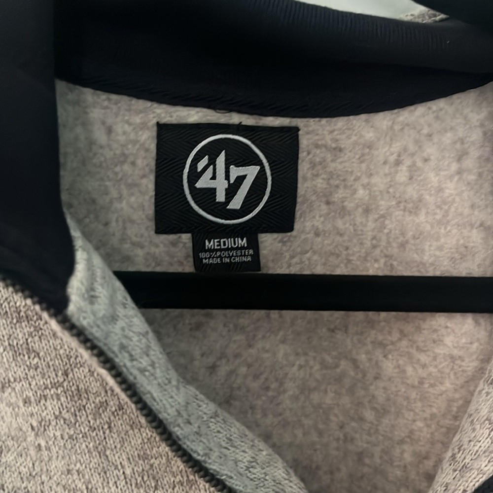 b Boston Sweater - Picture 4 of 4
